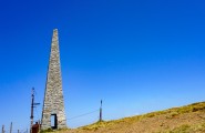 Obelisk bočno